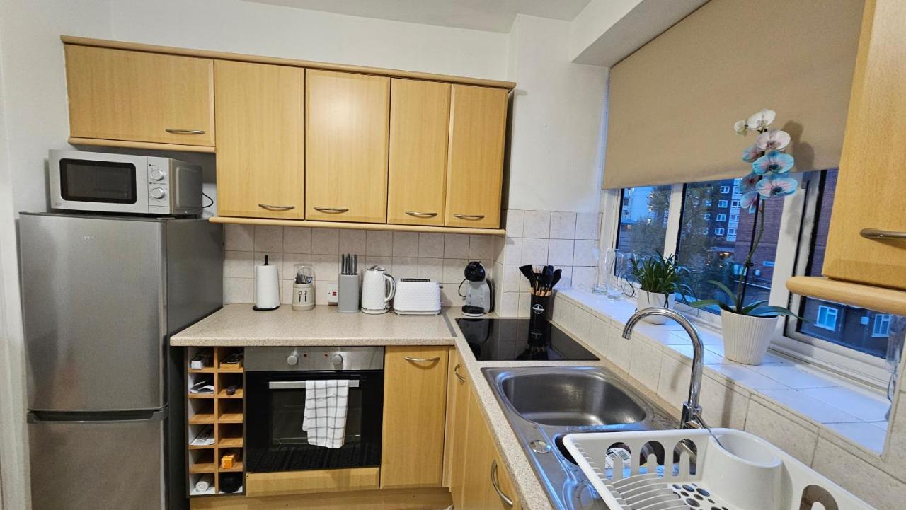 Spacious Two Bedroom Apartment In Battersea, Free Parking London Eksteriør bilde