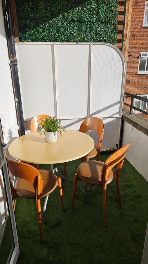 Spacious Two Bedroom Apartment In Battersea, Free Parking London Eksteriør bilde